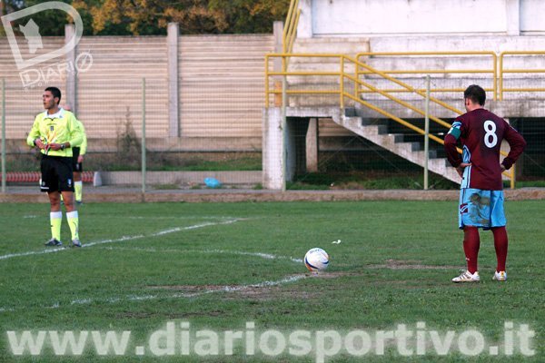 Sergio Aresu sul pallone, fuori dal campo visivo Tomasi che batterà la punizione